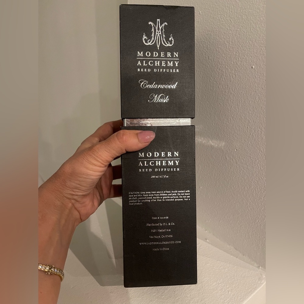 Modern Alchemy Reed Diffuser Cedarwood Musk - Picture 3 of 3